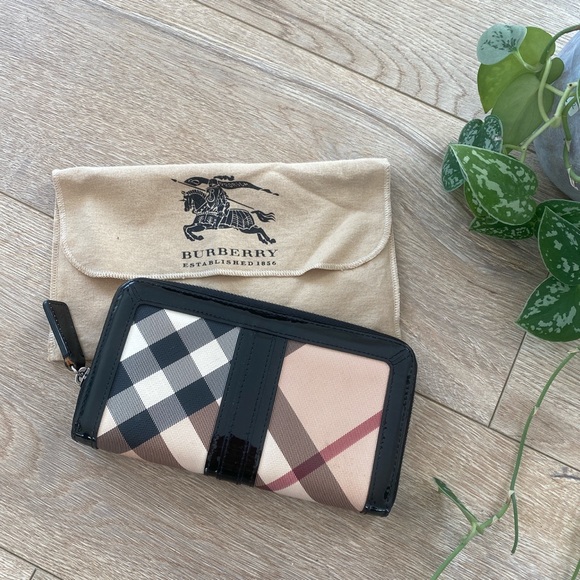 AUTHENTIC BURBERRY WALLET - Picture 1 of 4